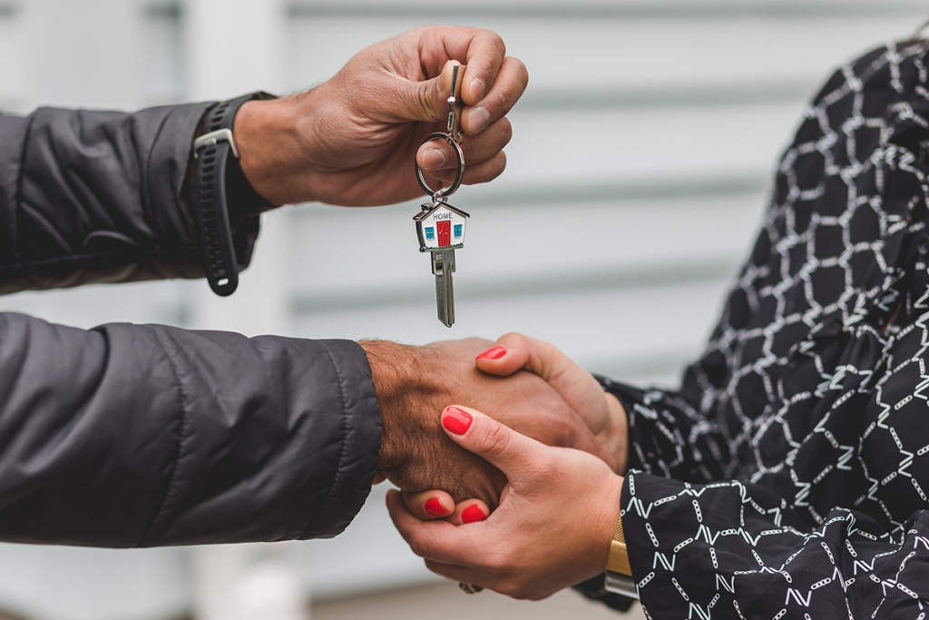 landlord hands keys to tenant